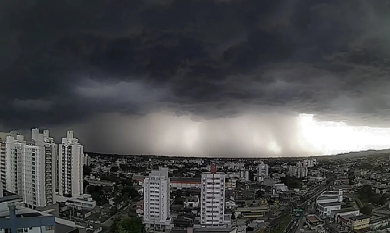 A imagem mostra a forma&ccedil;&atilde;o de chuva intensa em Crici&uacute;ma Santa Catarina